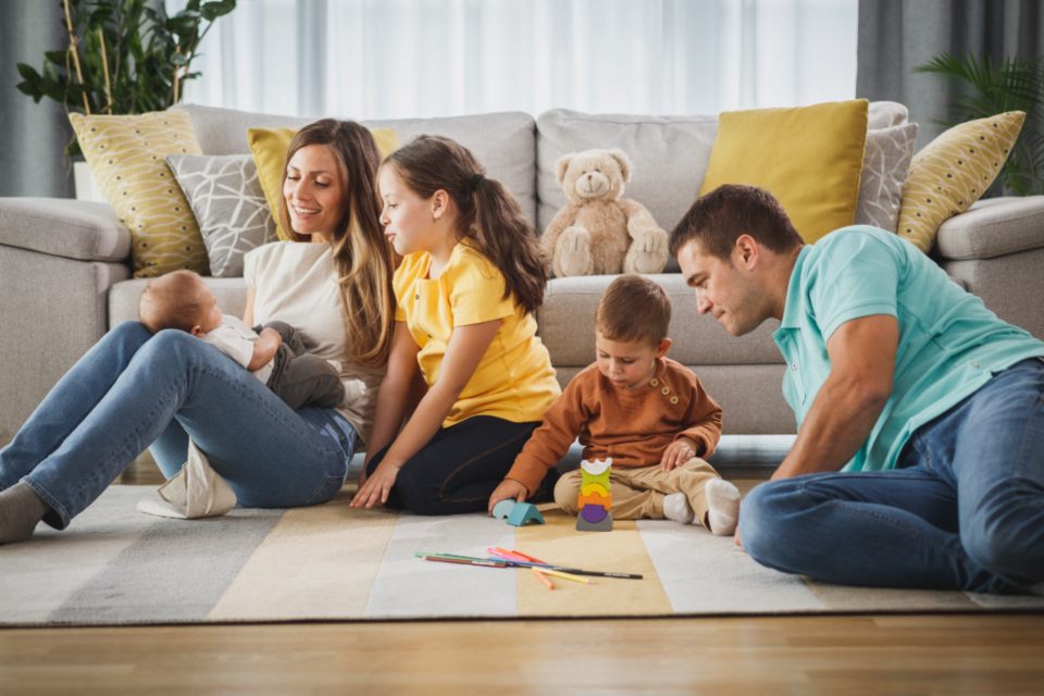 Familia con sus hijos en el living de su casa